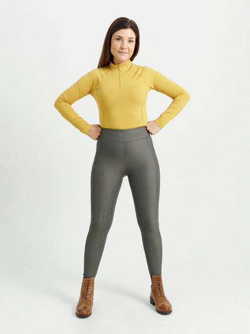 Supersköna helskodda ridtights med silikon för bra grepp, tillverkade av kompressionsmaterial med fyrvägsstretch, som andas och är anti see-through. Innehåller en praktisk mobilficka och bred linning.