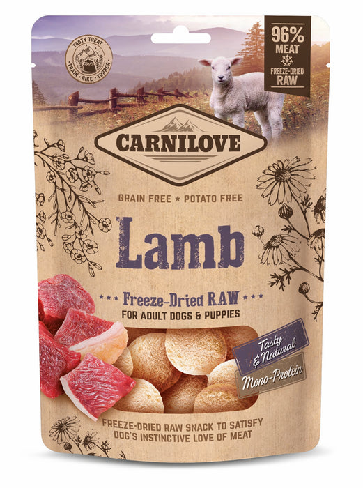 Frystorkat hundgodis med lamm från Carnilove – 96% kött, utan vetemjöl, socker eller tillsatt fett. Hälso- och smakrikt belöningsalternativ.