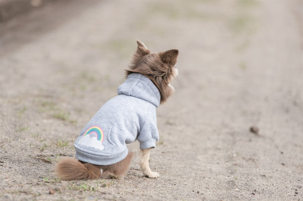 Hundhoodie Rainbow Falls med andningsbart polyestermaterial, värmande lurvig insida, huva med tryckknappar för fästning och kardborrefäste för justerbar passform.